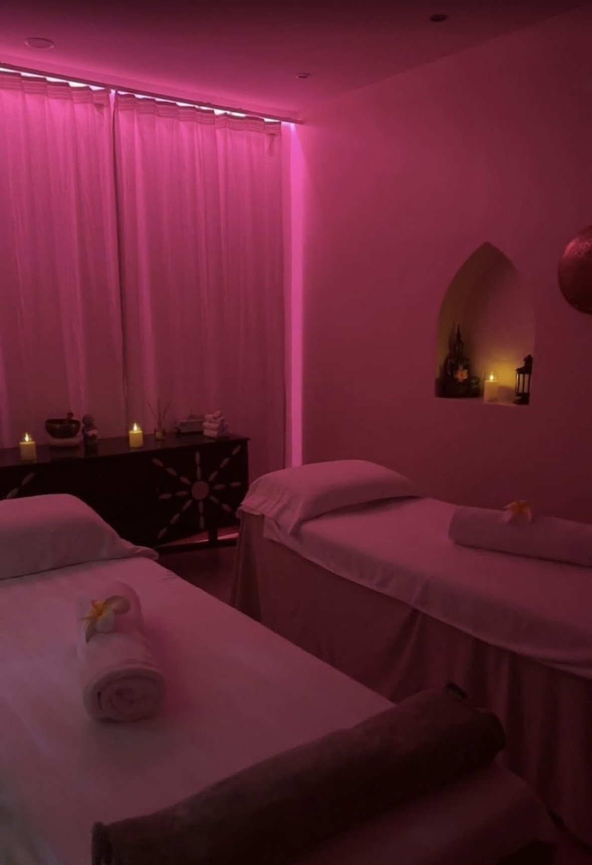 La Moon pink candlelit suite